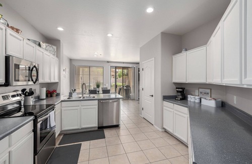 Alta Mesa House | Luxury Golf Community Retreat ~ Putting Green, EV Charger, Pool & Hot Tub