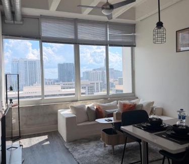 Peachtree Center Apartment | Luxury High Rise Downtown 1BR Apartment