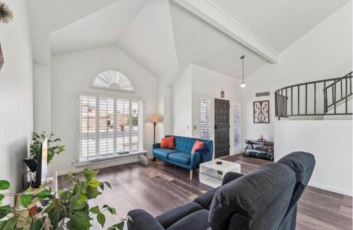Phoenix House | Luxury Home in Phoenix Peoria for 16 Guests & Pool