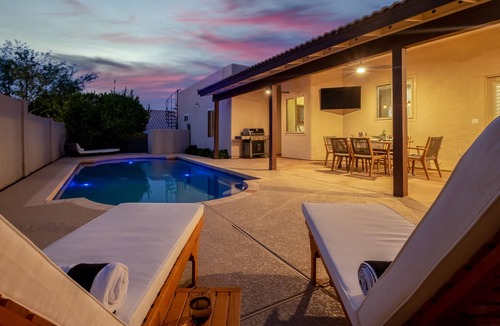 Paradise Valley Village House | Luxury Lookout Canyon 5 bdrm Stunner w/HTD Pool and Fire Pit! Close to Hiking!