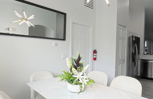 Bahama Bay House | Luxury Modern Pool House close to theme parks, dining and shopping.