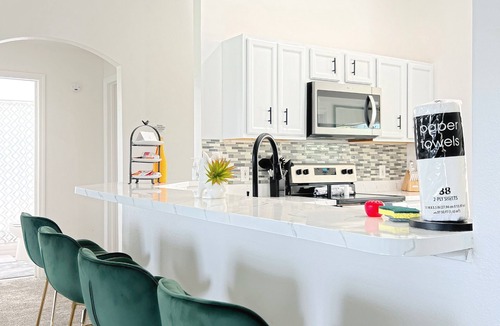 Bahama Bay House | Luxury Modern Pool House close to theme parks, dining and shopping.