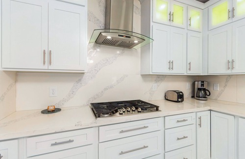 Deer Valley House | Luxury modern retreat with tropical backyard-at a great Location-EZ FWY access