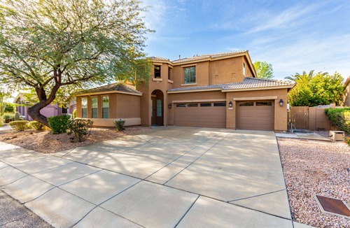 Deer Valley House | Luxury modern retreat with tropical backyard-at a great Location-EZ FWY access