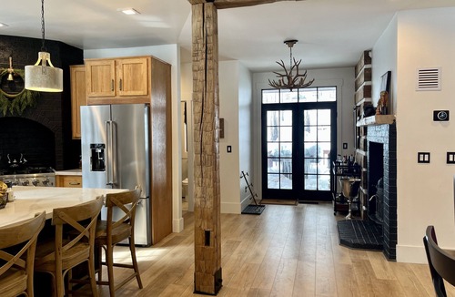 Flagstaff Cabin | Luxury Newly Remodeled Cabin on 5 Acres of Wooded Forest- 6 min from Dwntwn Flag