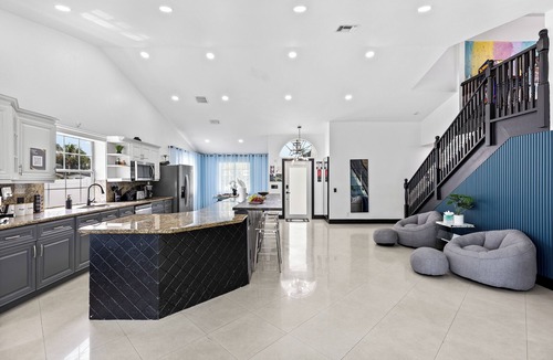 Edgewood House | Luxury Oasis for 11: Pool & Games, 15 Min to Beach