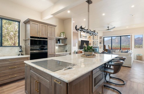 West Sedona House | Luxury Sedona Retreat|180° Red Rock Views + Hottub