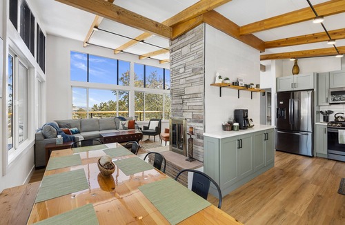 Prescott House | Mid Century Modern home in the boulders. Amazing views. 1 mile from downtown.