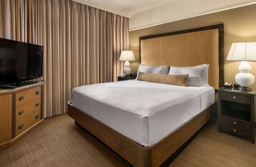 Gainey Village Villas Hotel | Minutes Away from Phoenix Art Museum! Enjoy Full Kitchen & Free Parking!