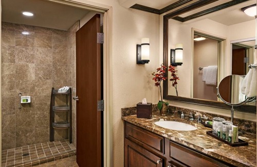 Gainey Village Villas Hotel | Minutes Away from Phoenix Art Museum! Enjoy Full Kitchen & Free Parking!
