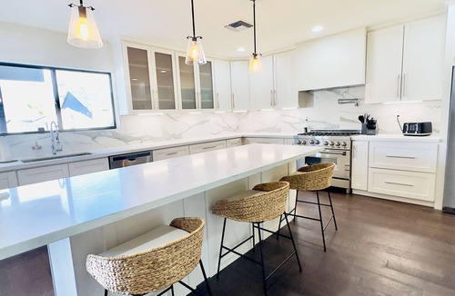 Sherwood Towne House | Minutes to Old Town · Resort Pool · 3 En Suites