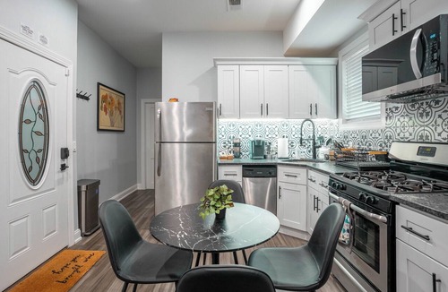 Garden Court Apartment | Modern 2BR Loft near UPenn/CHOP – King Suite