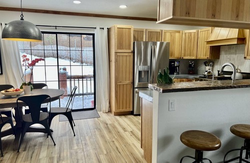 Mountainaire Cabin | Modern 3B/2BA Cabin, gameroom, Weber grill, EV Chargers & decks/patios