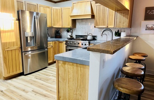 Mountainaire Cabin | Modern 3B/2BA Cabin, gameroom, Weber grill, EV Chargers & decks/patios