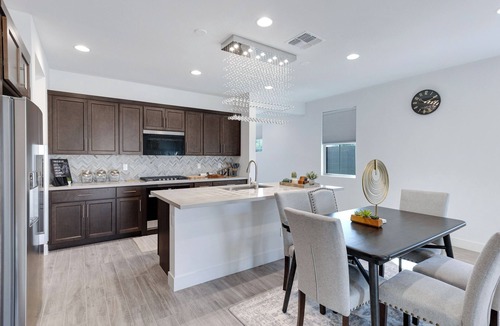 Tolleson House | Modern 4-Bedroom Retreat with Stunning Views& Luxury Amenities.