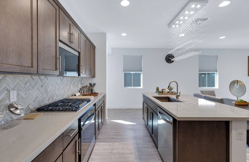 Tolleson House | Modern 4-Bedroom Retreat with Stunning Views& Luxury Amenities.