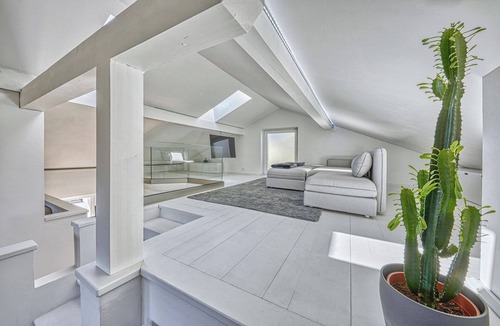 Caldaro Sulla Strada del Vino Apartment | Modern Apartment for Five with Panoramic Views and Private Garage in Caldaro