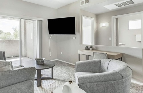 Cortaro Apartment | Modern Apartment in Prime Location (ID7329X53)