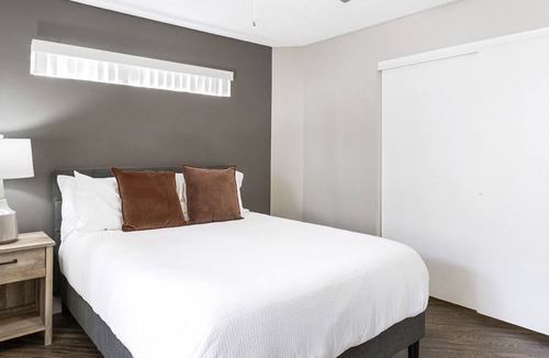 Old Town Apartment | Modern Apartment in Prime Location (ID2750X66)