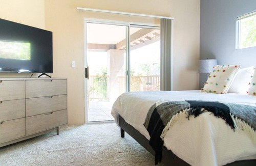 Canada Hills Golf Course Apartment | Modern Apartment in Prime Location (ID2517X08)