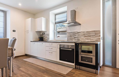 Ville d'Anaunia Apartment | Modern Apartment "Villa Vacanze Renetta" with Mountain View & Balcony