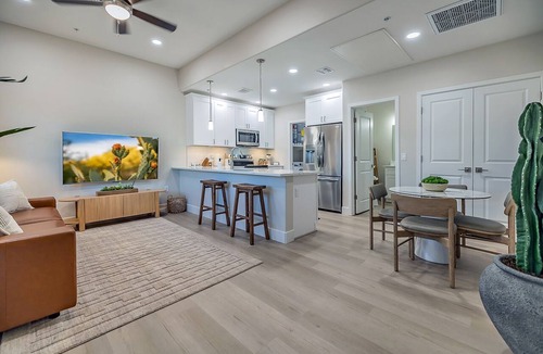 Tucson Condo | Modern Desert Retreat Walk to Dining & Shopping Near Scenic Hikes & Trails