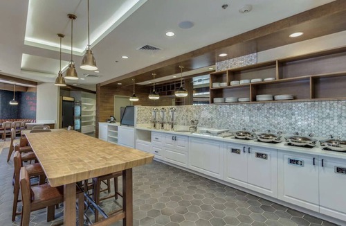 Chandler Hotel | Modern Eco-Friendly Room Perfect for Leisure Travelers with Pool & Dining Nearby