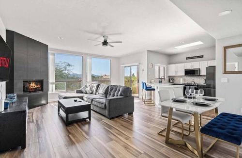 Casas Adobes Condo | Modern Foothills Summer Retreat | Mtn Views & Pool