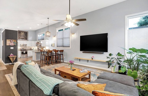 Indianapolis House | Modern Home 3 King Beds 85" TV EV Charger Near Downtown