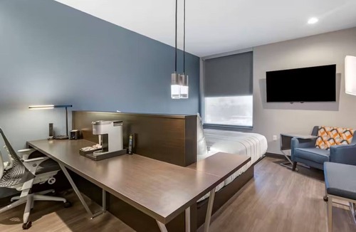Riverside Hotel | Modern King Balcony Stay Near Phoenix Zoo | Stylish Space | Outdoor Pool