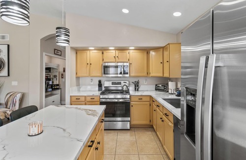 Avondale House | Modern Luxury Escape in Avondale Near Stadium & Dining 4 BR Retreat Sleeps 8