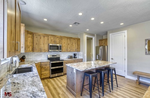 Kanab House | Modern Luxury Home in Kanab, Utah with Hot Tub & Pool! Near Zion National Park, Bryce Canyon, the Grand Canyon, and the Coral Pink Sand Dunes!