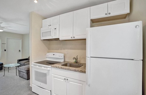 North Beach Apartment | Modern Ocean-side studio, 1BR/1bath, Hollywood, Free Parking + BBQ!