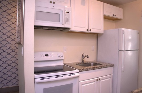 North Beach Apartment | Modern Ocean-side studio, 1BR/1bath, Hollywood, Free Parking + BBQ!