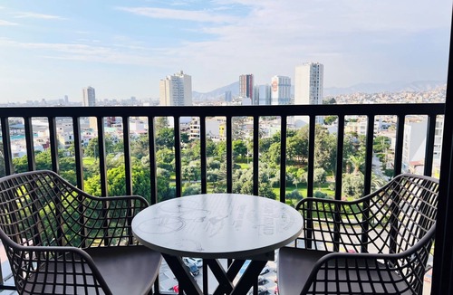 La Victoria Apartment | Modern Park View Apartment - Near San Isidro