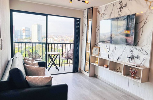 La Victoria Apartment | Modern Park View Apartment - Near San Isidro