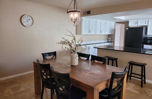 Tucson House | Modern ranch house in East Tucson is set up for a perfect temporary stay