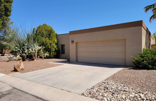 Tucson House | Modern ranch house in East Tucson is set up for a perfect temporary stay