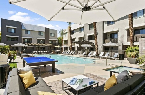 Glendale Sports and Entertainment District House | Modern Retreat in Prime Glendale Location