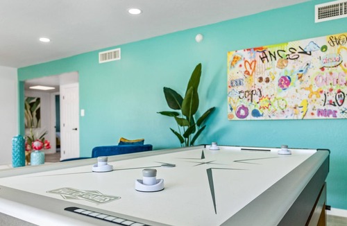 Raskin Estates House | Modern Retreat Minutes from Shopping Dining & Golf