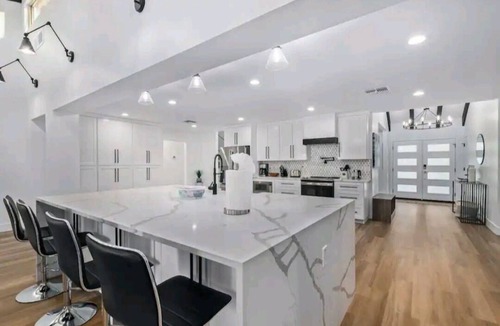 Glendale House | Modern Top Gun House in Arrowhead district. Heated Pool/Outdoor BBQ/Bar/Games