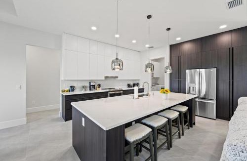 Port Charlotte House | Modern Waterfront Bliss