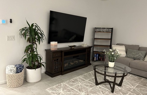 Maryvale House | Montecito Cozy Retreat 5 Min from Cardinals Stadium and Mattel Adventure Park!