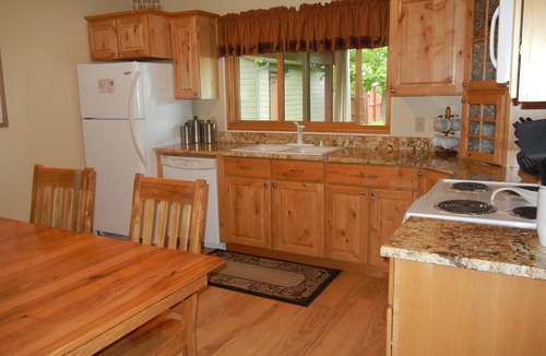 Red Lodge House | Moose Traks Come stay in Downtown Red Lodge, 2 blocks from Broadway Street