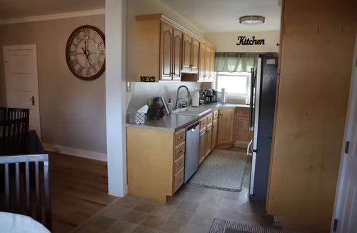 Deer Lodge House | Mount Powell Getaway walking distance to downtown