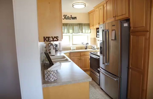 Deer Lodge House | Mount Powell Getaway walking distance to downtown