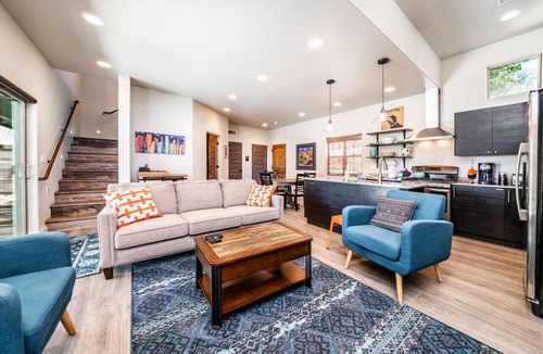 Mountainaire Cabin | Mountain Chic Retreat w/Hot Tub - Escape the City