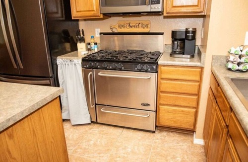 Ponderosa Trails House | Mountain Retreat! ~King Bed w/Memory Foam ~Fireplace ~Game Table