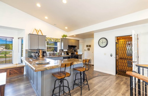 Mountainaire House | Mountainaire Meadows Retreat with AC bordering forest!