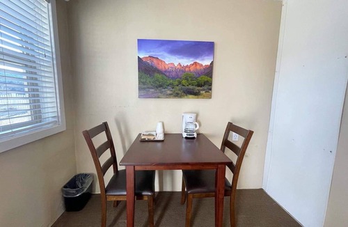 Zion National Park East Entrance Apartment | Mt Carmel Motel Room close to Zion National Park!